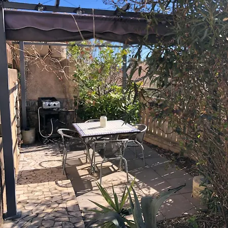 Sur La Colline Avec Acces Piscine 아파트 *