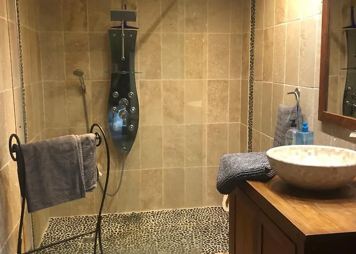 Sur La Colline Avec Acces Piscine